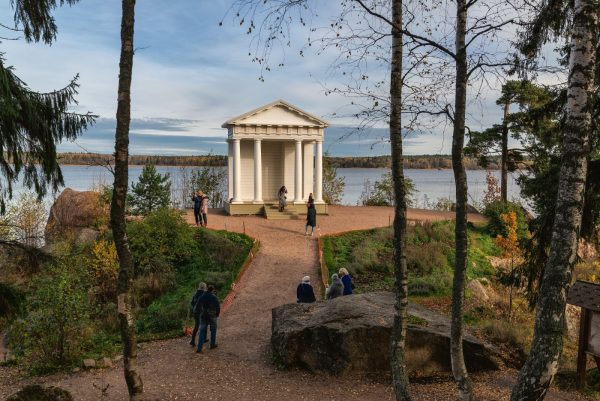 Храм Нептуна в парке Монрепо