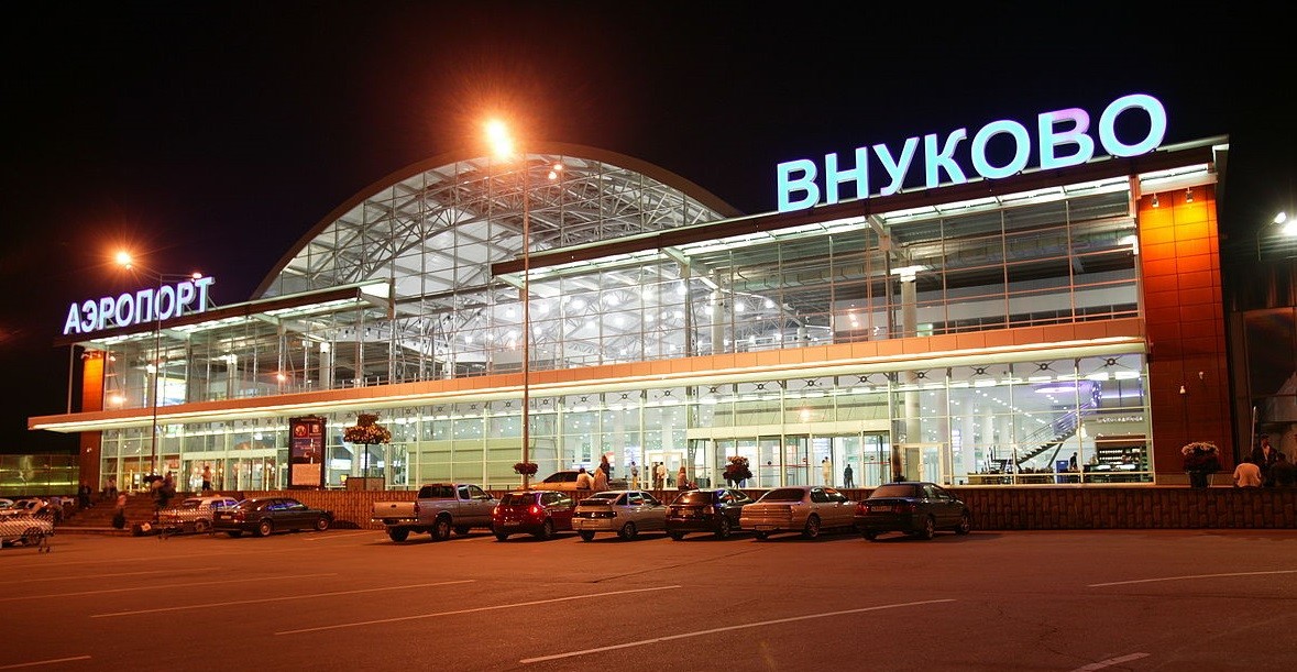 Аэропорт Внуково ночью