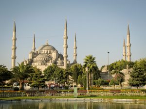 Голубая мечеть в Стамбуле со стороны реки